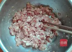 Illustration of how to make pork and sophora flower dumplings 8