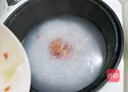 Illustration of how to make porridge with leftover dumpling stuffing (rice cooker version) 9