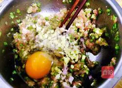 Illustration of how to make celery and meat dumpling filling 4