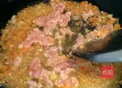 Illustration of how to make lean meat, shrimp, tomato and noodle sauce 5