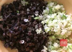 Illustration of how to make three fresh wontons 2