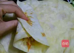 Illustration of how to make shredded potato burritos 13