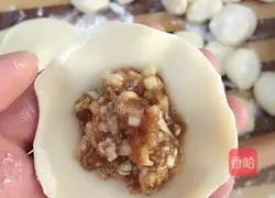 Illustration of how to make cabbage and pork dumplings 7