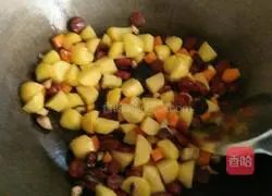 Illustration of how to cook potato, mushroom, and sausage braised rice 4