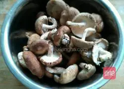 Illustration of how to make mushroom and chicken dumplings 2