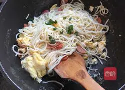 Illustration of how to make fried noodles with egg sausage 5