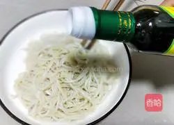 Illustration of how to make lard noodles 4