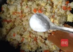Illustration of how to make carrot and egg fried rice 8