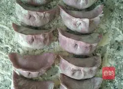 Illustration of how to make purple sweet potato, pork and green onion dumplings (purple sweet potato skin) 6