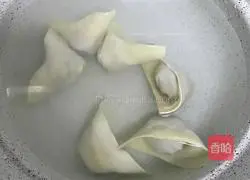 Illustration of how to make sour soup wontons 1