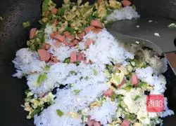 Illustration of how to make green pepper, egg, ham and fried rice 6