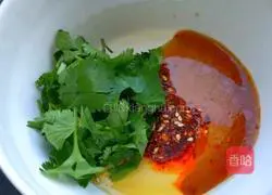 Illustration of how to make spicy and sour wontons 8