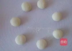 Illustration of how to make pumpkin blossom steamed buns 15