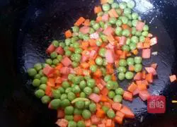 Illustration of how to make braised rice with peas and carrots 5