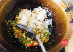 Illustration of how to make three-color fried rice 6