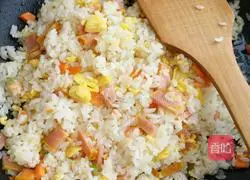 Illustration of how to make fried rice with eggs, shrimp, ham and ham 11