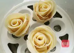 Illustration of how to make rose dumplings 10