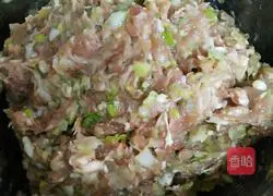 Illustration of how to make small wontons with green onion and fresh meat 7