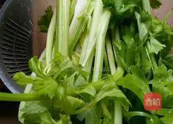 Illustration of how to make celery and pork buns 4