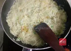 Illustration of how to make potato shredded cake 3