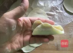Illustration of how to make cabbage and pork dumplings 12