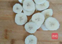 Illustration of making homemade pizza with electric baking pan 8