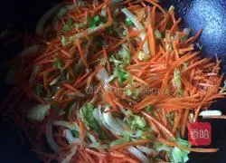 Illustration of how to make garlic carrot noodles 6