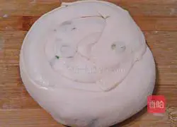 Illustration of how to make crispy scallion pancakes 16