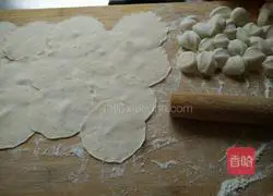 Illustration of how to make mushroom, pork and carrot dumplings 7