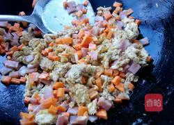 Illustration of how to make bacon and egg fried rice 4