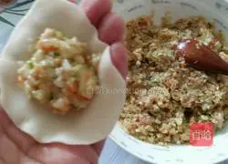 Illustration of how to make cabbage and pork dumplings 9