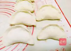 Illustration of how to make large dumplings with vegetarian filling 18