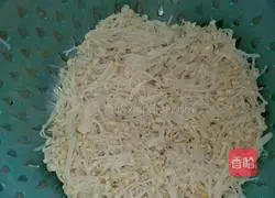 Illustration of how to make enoki mushroom dumplings 1