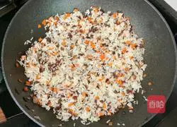 Illustration of how to make carrot, fungus, and egg fried rice 11