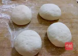 Illustration of making black rice raisin cake segments 5