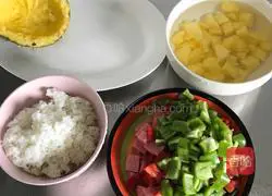 Illustration of how to make pineapple fried rice 8