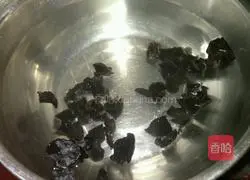 Illustration of how to make pork, fungus and radish dumplings 6