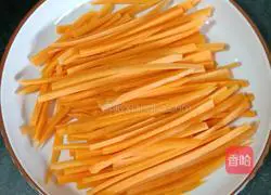 Illustration of how to make fried rice noodles with chives and bean sprouts 2