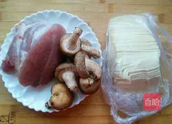 Illustration of how to make mushroom and pork wontons 1