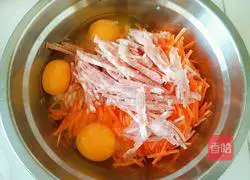 Illustration of how to make carrot, bacon and egg pancakes 4