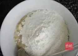 Illustration of how to make banana egg pancake 3