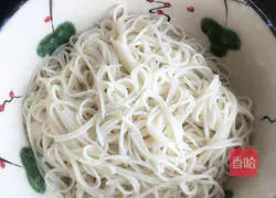 Illustration of how to make fried pork noodles 1