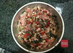 Illustration of how to make steamed meatloaf with dried vegetables 4