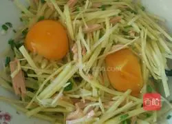 Illustration of how to make shredded potato egg pancakes 4