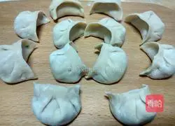 Illustration of how to make leek and meat dumplings 12