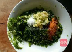 Illustration of how to make chili sauce (used for spreading steamed buns) 4