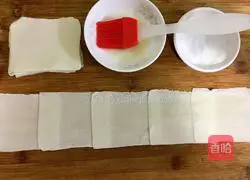 Illustration of how to make wonton skin scallion pancakes 3