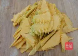 Illustration of how to make pumpkin pattern steamed buns 1