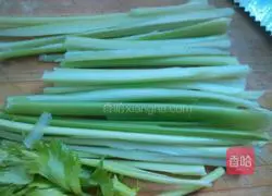 Illustration of how to make celery and meat dumplings 3