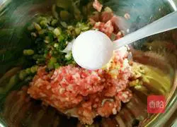 Illustration of how to make lotus root meat dumpling stuffing 4